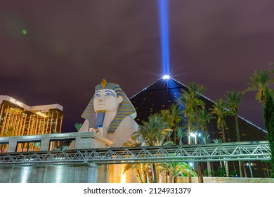 Las Vegas, AUG 6 2015 - Night View Of The Luxor Hotel And Casino