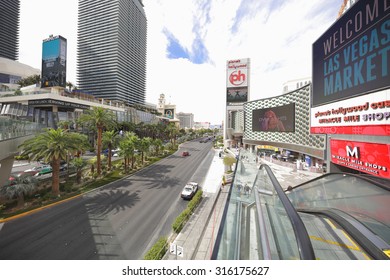 LAS VEGAS - AUGUST 7: View From The Las Vegas Escalators Which Assist People In Crossing Over The Main Strip To Avoid Ground Level Crosswalk August 7, 2015 In Las Vegas NV. 