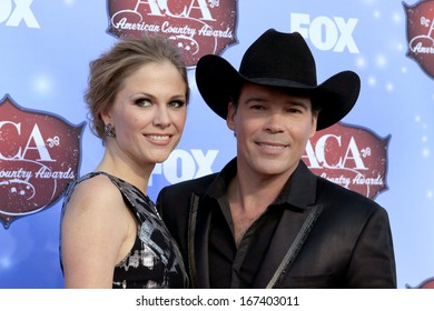 LAS VEGAS - DEC 10:  Clay Walker at the 2013 American Country Awards at Mandalay Bay Events Center on December 10, 2013 in Las Vegas, NV