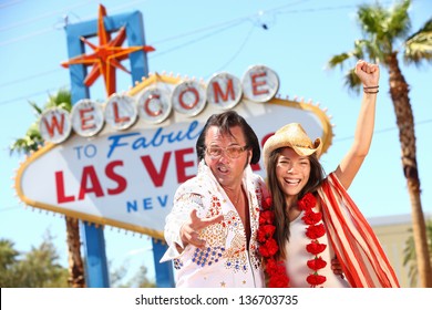 Las Vegas Elvis Impersonator Having Fun Cheering By Welcome To Fabulous Las Vegas Sign. Funny Happy Joyful Image With Elvis And Smiling Happy Beautiful Girl Wearing Cowboy Hat On The Strip
