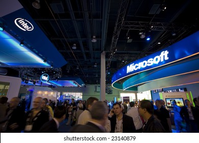 LAS VEGAS - JAN 8, 2009: A Very Large Crowd At The 2009 Consumer Electronic Show Held In Las Vegas, Nevada, On January 8, 2009.