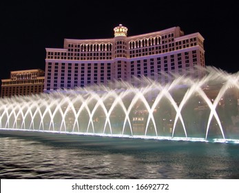 LAS VEGAS - JANUARY 14:  Fountain Night Show at Bellagio Hotel. Night Life on January 14, in Las Vegas, USA, 2006.