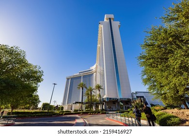 Las Vegas, MAY 13 2022 - People Walking Towards The Westgate Las Vegas Resort And Casino