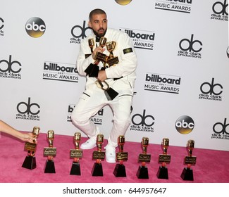 LAS VEGAS - 21 DE MAYO:  Drake en la sala de prensa de los premios Billboard 2017 en el estadio T-Mobile el 21 de mayo de 2017 en Las Vegas, NV