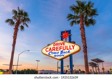 Las Vegas, Nevada, EE.UU. en la parte trasera del Welcome to Las Vegas Sign te recordarán que conduzcas con cuidado y vuelves pronto.
