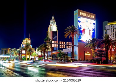 Las Vegas, Nevada, USA - May 4, 2022.  Las Vegas Strip At Night. Street View, Hotels, Traffic, City Life. New York New York, And Park MGM Hotels And Casinos In The Center Of Las Vegas Strip.