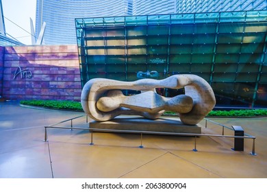 Las Vegas, Nevada, USA - October 1, 2021   Las Vegas
Aria Resort And Casino Fine Art Collection, Henry Moore Statue Outside Of Hotel
