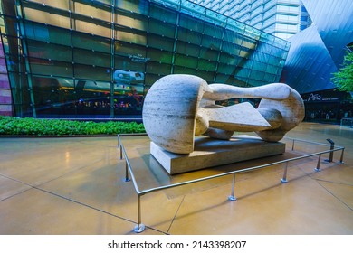 Las Vegas, Nevada, USA - October 1, 2021   Las Vegas
Aria Resort And Casino Fine Art Collection, Henry Moore Statue Outside Of Hotel