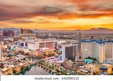 Las Vegas, Nevada, EE.UU. sobrepasan la tira al atardecer.