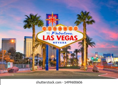 Las Vegas, Nevada, EE.UU. en el signo de bienvenida a Las Vegas al atardecer.
