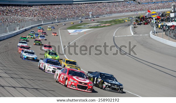 LAS VEGAS, NV - March 08: Kyle\
Larson (42) and Jamie McMurray (1) lead the field at the NASCAR\
Sprint Kobalt 400 race at Las Vegas Motor Speedway on March 08,\
2015