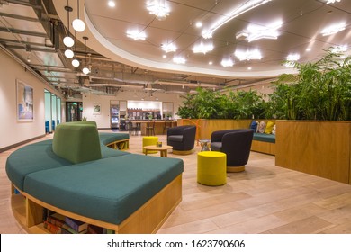 Las Vegas, NV, USA 1/20/2020 — Common Area Lounge Of The WeWork Shared Office Space At Two Summerlin. Modern And Cozy Furniture In A Large Room. Self Service Bar At The Back Wall.