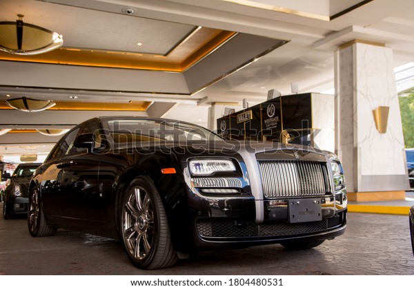 Las Vegas, year 2017: front view of a black\
Rolls Royce at the entrance of Wetsgate Hotel. Luxurious british\
car. Rich people lifestyle. Vip\
guest.