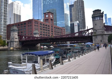 LaSalle Street Bridge, River Walk Chicago IL United States, 22nd September 2022: An Awesome View Of Bridge With Boat Parked On Side In River Walk On Sunny Day 