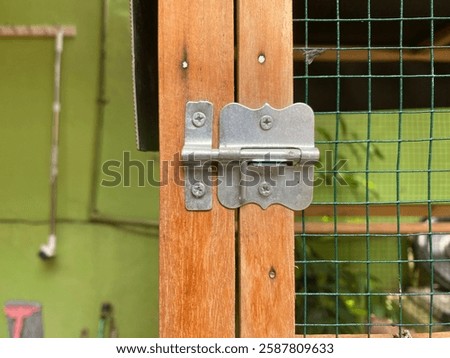 latch to lock the bird cage