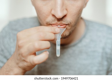 El kit de prueba de uso doméstico rápido para la saliva (paso 1), que consiste en un corte por la boca a través del embudo en un tubo de plástico para recoger la muestra, no hay más toallitas en la garganta ni en la nariz: ¡simplemente escupe en un tubo!