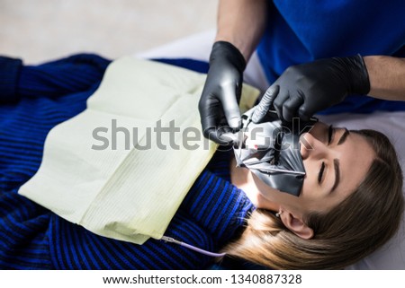 A latex plate designed to isolate the tooth to be treated from the rest of the oral cavity during treatment. Dentists prepare a tooth to install a seal.