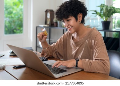 Latin Woman Shopping Online By Application In Computer Note Book And Pay Monry Online By Credit Card