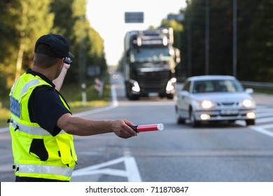 Lettischer Polizist leitet Verkehr