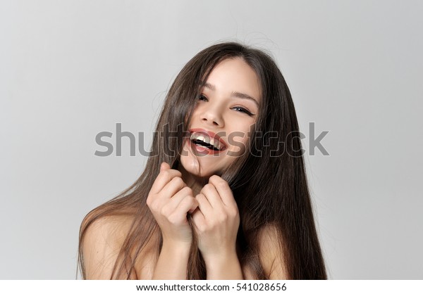 笑う女は髪で顔を覆う 素肌の美しい女性は 肌がきれいで まっすぐな長髪です 明るいグレイの背景に接写 の写真素材 今すぐ編集 笑う女は髪で顔を覆う 素肌の美しい女性は 肌がきれいで まっすぐな長髪です 明るいグレイの背景に接写 の写真素材 今すぐ編集
