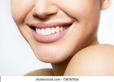 Lachen Mund mit großartigen Zähnen auf weißem Hintergrund. Gesunde schöne weibliche Lächeln. Zähne Gesundheit, Weiß, Prothesen und Pflege.
