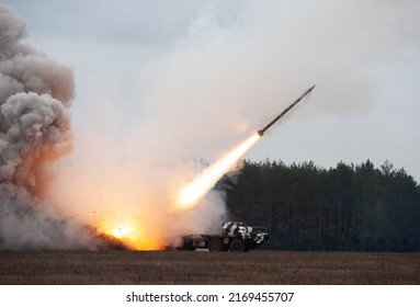 Lanzamiento de misiles militares (artillería de cohetes) en el campo de tiro durante el ejercicio militar