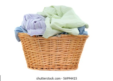 Wäsche in einem Korbkorb aus Korbgeflecht einzeln auf Weiß