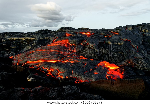 岩の柱から溶岩流が出て 最初の昼光の背景に黒い火山の風景に注ぐ 場所 ハワイ ビッグアイランド 火山 キラウア の写真素材 今すぐ編集