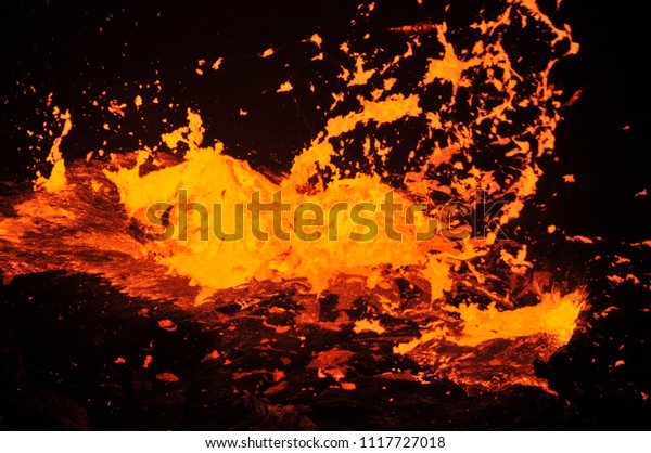 エルタアレ火山の溶岩湖 の写真素材 今すぐ編集