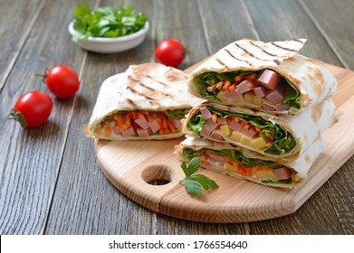 チーズ キュウリ トマト ハム 卵のクラブサンドイッチ トップビュー写真素材 Shutterstock