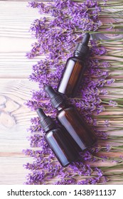 Lavendel-ätherisches Öl auf weißem Holz - Schönheitspflege