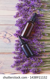 Lavendel-ätherisches Öl auf weißem Holz - Schönheitspflege