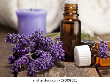Lavendelblumen und Flaschen für aromatische Essenzen