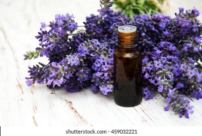 Lavendel und Massageöl auf altem Holzhintergrund