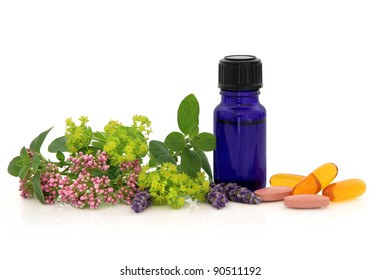 Lavendel, Valerian und Damen managen Kräuterblütenköpfe mit Marjoramblättern, Aromatherapie-Flasche und Vitaminpillen einzeln auf weißem Hintergrund.