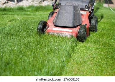 47,698 Mowing The Lawn Images, Stock Photos & Vectors 