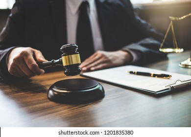 Rechtsanwalt oder Rechtsberater, der an Dokumenten arbeitet und in den Bereichen Justiz, Recht und Recht tätig ist.
