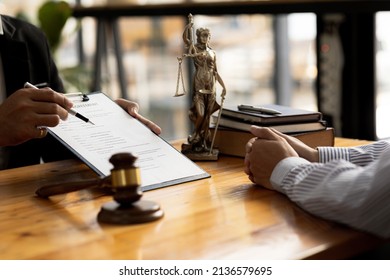 The lawyer explains the contract before allowing the client to sign the lawsuit admitting that the defendant is a business partner who has opened a company and has cheated. Asset embezzlement concept.