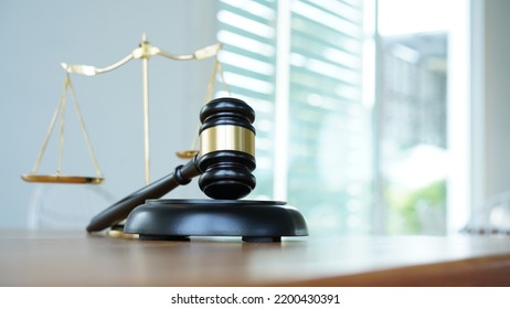 El martillo de un abogado o juez en el tribunal. El martillo de la subasta está sobre una mesa de madera. Derecho. La sentencia está sujeta a la consideración de los jueces.