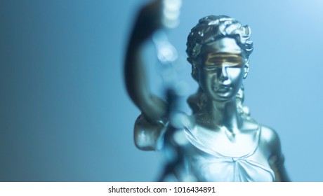 Rechtsanwälte Bronzestatue Themis und Waage in Rechtsanwaltskanzleien.