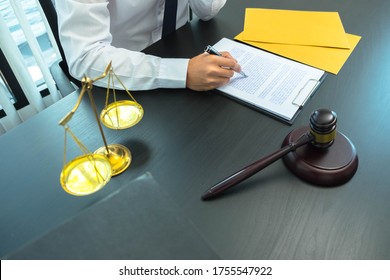 Lawyers Or Lawyers Provide Legal Advice To Clients Regarding Business Law. Law In Daily Life.