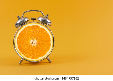 Layout frischen orangefarbenen Slice Alarm. Fitnesskonzept
