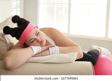 Lazy Übergewicht Frau schlafend statt Morgentraining