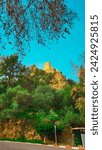 Le château de la Kasbah du Moyen Atlas et la plaine de Tadla du Maroc protégeant et surplombant la ville marocaine de Beni Mellal-Jenifra sous un ciel orange. Concept Maroc, château, ville, paysage
