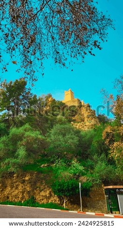Le château de la Kasbah du Moyen Atlas et la plaine de Tadla du Maroc protégeant et surplombant la ville marocaine de Beni Mellal-Jenifra sous un ciel orange. Concept Maroc, château, ville, paysage
