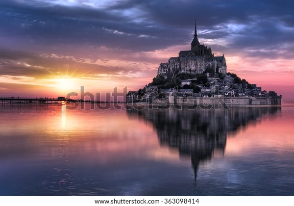 Photo De Stock De Le Mont Saint Michel Au Coucher Du Soleil