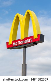 LE SUEUR, MN/USA - SEPTEMBER 1, 2019: McDonald's Golden Arches Exterior Sign And Trademark Logo.