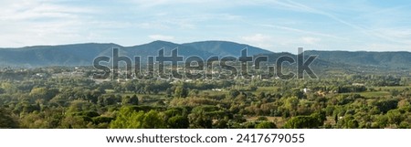 Le village de Cogolin vu de loin et en entier, avec en arrière-plan, le paysage valloné avec des collines du Massif des Maures. [[stock_photo]] © 