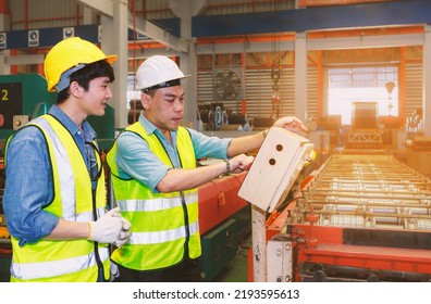 Lead Engineer, Male, Asian Hard Hat, Train People To Perform Checks And Set-ups. Heavy Metal Machinery There Is A Team Working Behind The Scenes. Concepts, Factory Workers. Mechanical Engineering