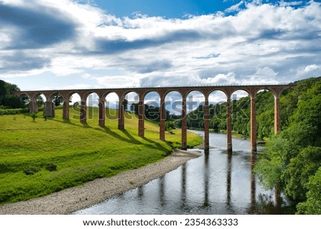 The Leaderfoot Viaduct, also known as the Drygrange Viaduct, is a railway viaduct over the River Tweed near Melrose in the Scottish Borders. ストックフォト © 